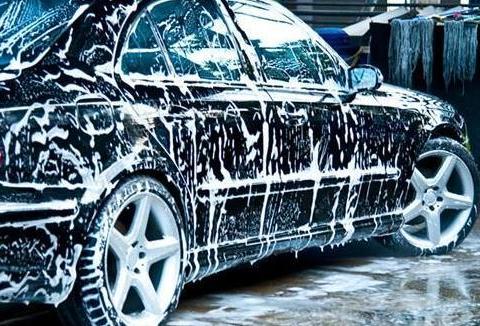 汽车保养小妙招：生活用品秒变保养用品，让爱车玻璃天天通透如新