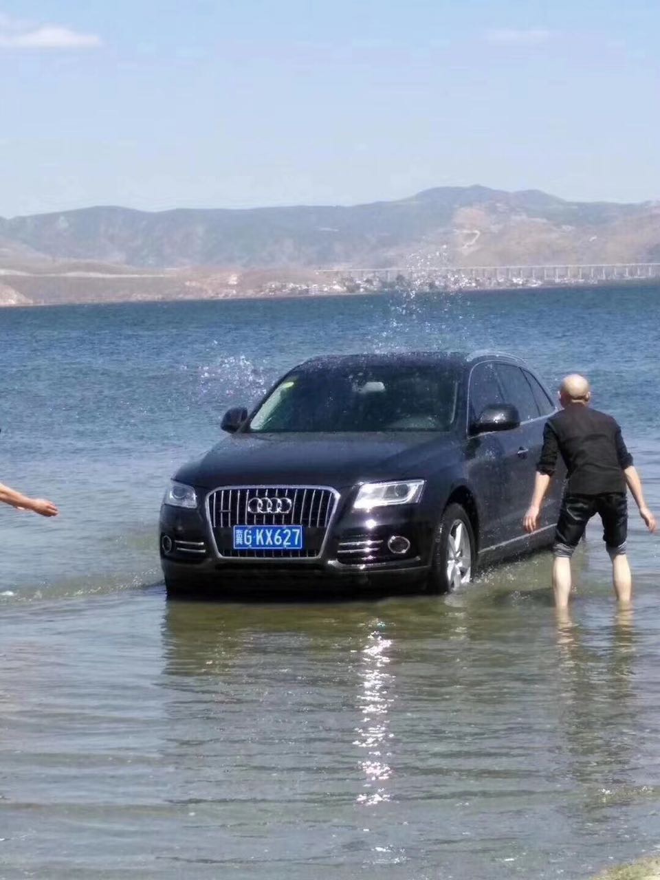 网友投稿：车牌为翼G·KX627的奥迪车在洱海边洗车！兄弟