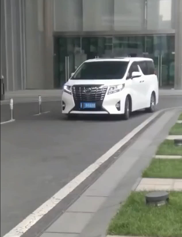 酒店门口现85万埃尔法，车牌号5连号太吸睛，网友：牌比车贵！