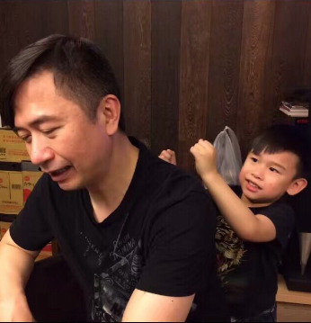52岁黄舒骏全家近照: 小24岁娇妻美艳动人, 儿子孝顺惹人疼爱