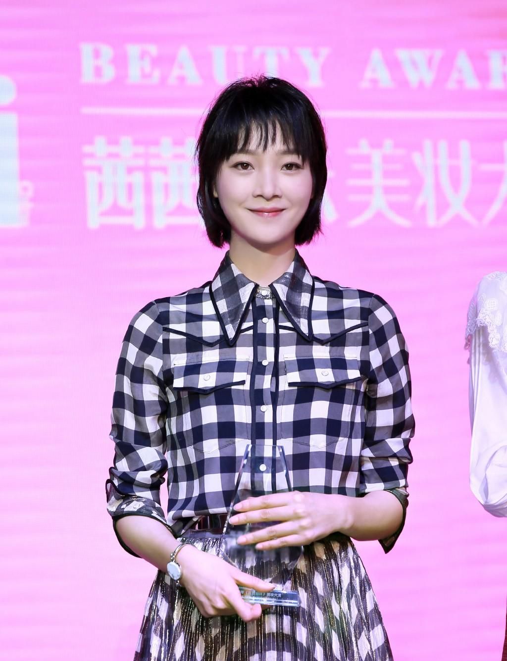 《王的盛宴》饰演虞姬，为了美穿12厘米高跟鞋，脚趾紧抓鞋底