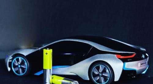 国产新能源汽车重大突破，专家发明固态电池，续航达1000公里