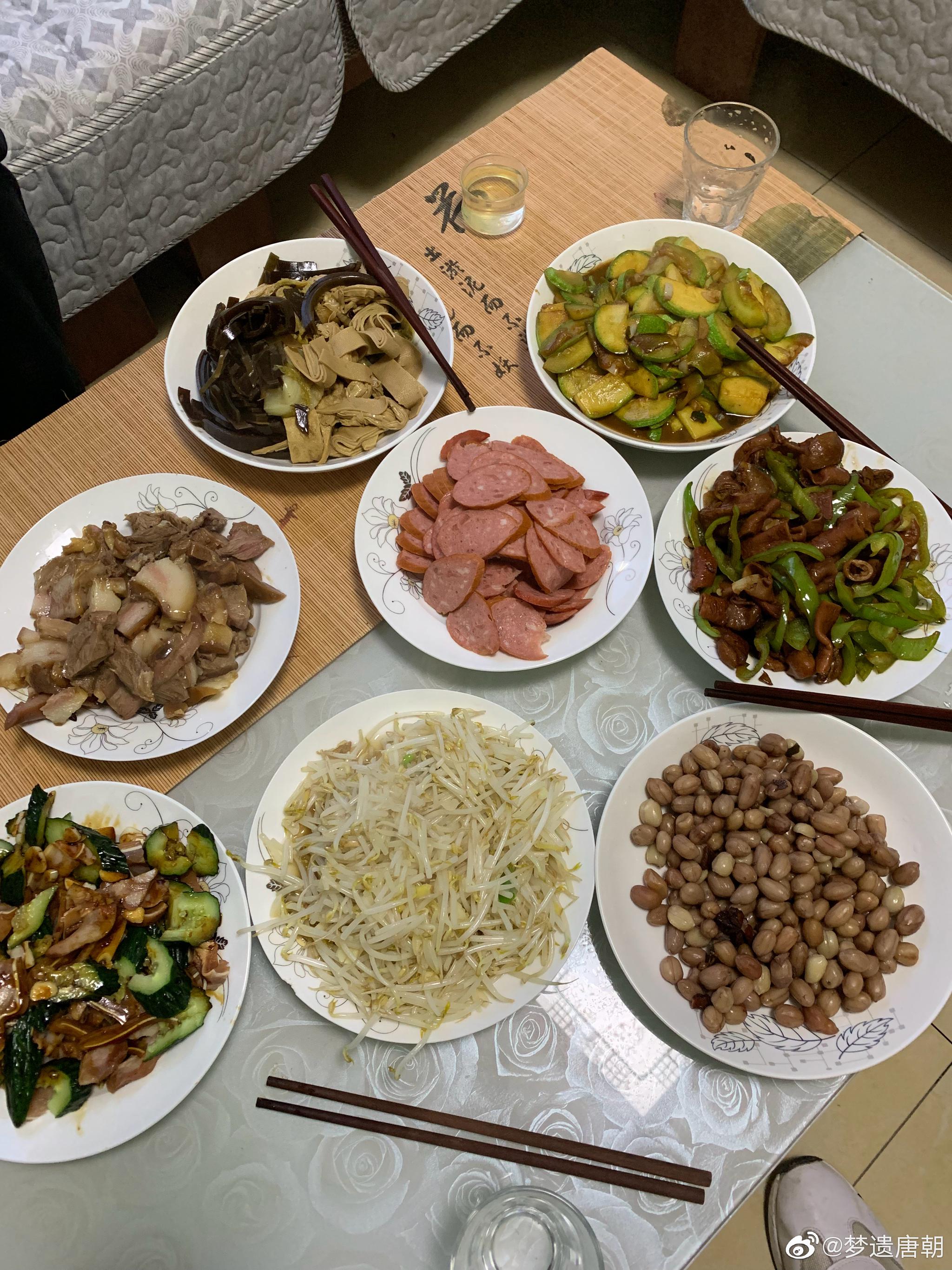 同学来家，我一时兴起做了八个菜:猪耳朵拌黄瓜，花生米