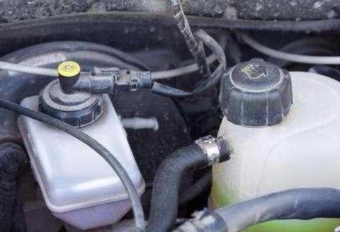 冬天来了，汽车保养要因季节着重注意这几点，别让爱车毁在冬季