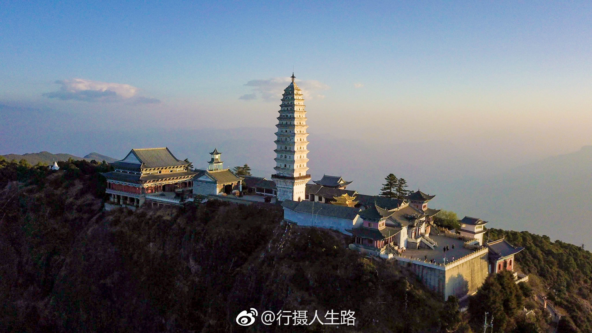 鸡足山位于大理白族自治州东部宾川县境内,地处金沙江干热河谷流域