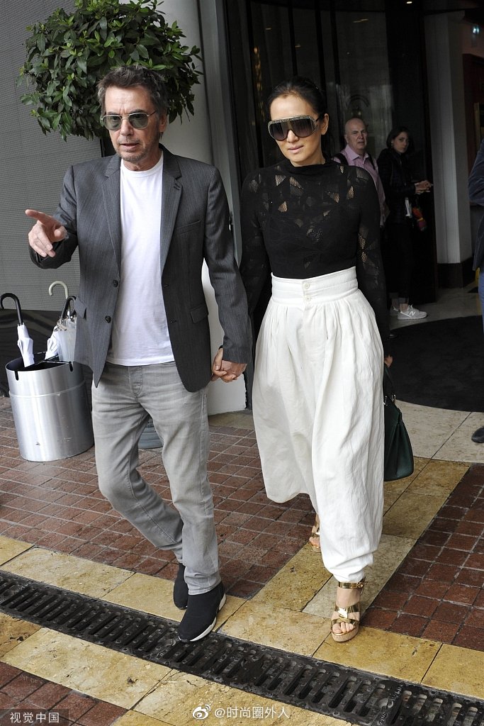 巩俐和老公让·米歇尔·雅尔恩爱亮相戛纳电影节