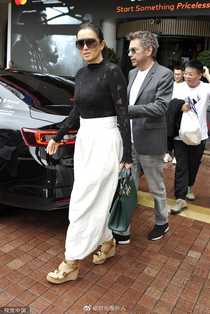 巩俐和老公让·米歇尔·雅尔恩爱亮相戛纳电影节