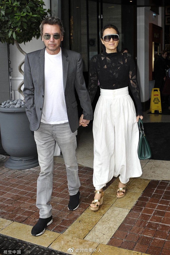 巩俐和老公让·米歇尔·雅尔恩爱亮相戛纳电影节