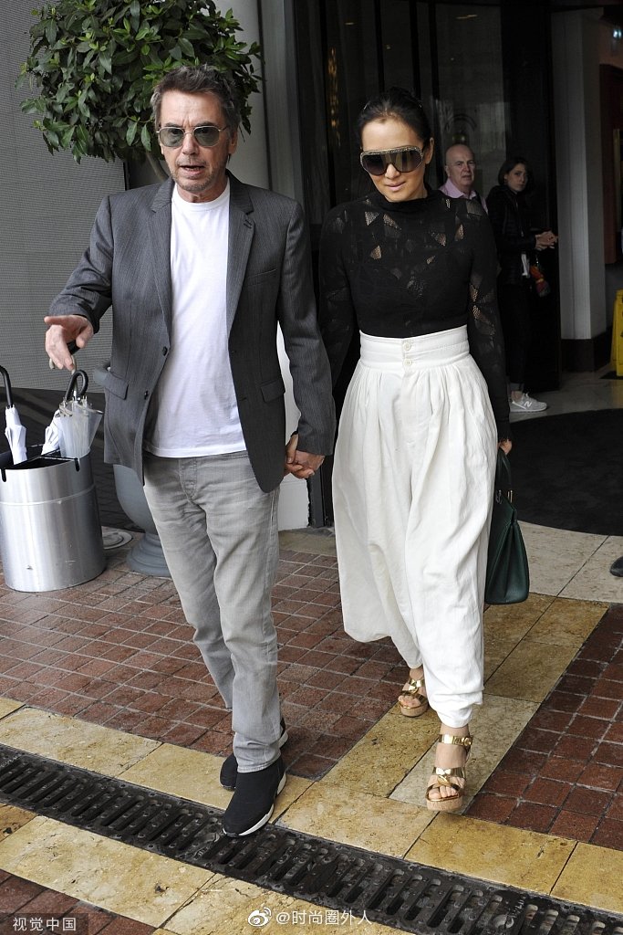 巩俐和老公让·米歇尔·雅尔恩爱亮相戛纳电影节