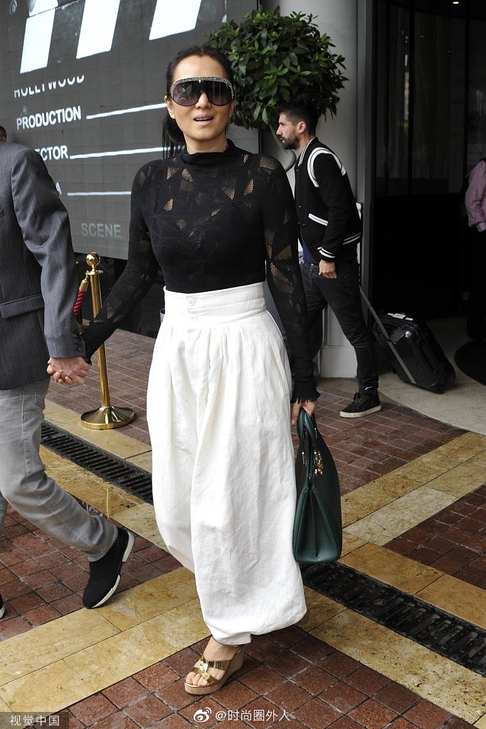 巩俐和老公让·米歇尔·雅尔恩爱亮相戛纳电影节