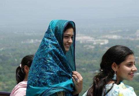 巴铁美女来中国旅游,摘下面纱的一瞬间,中国游