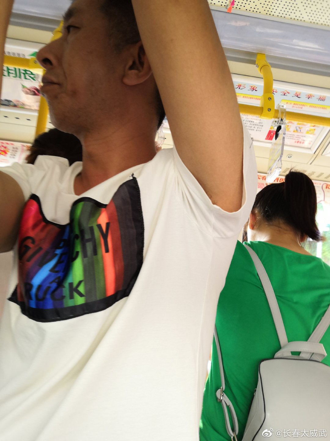 网友爆料：（8月2日）五点左右的88路公交车上，有个猥亵狂露阴癖|受害者|公交车|女生_新浪新闻