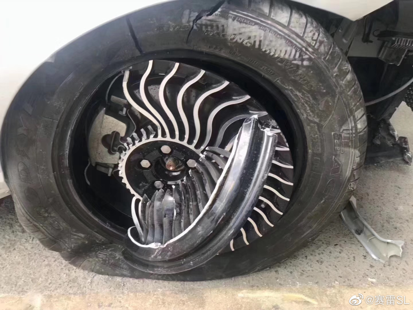 卷边轮毂惨烈……