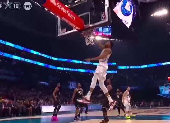 詹姆斯背后传球失误险遭隔扣，杜兰特大帽库里，穿大粉鞋空接暴扣
