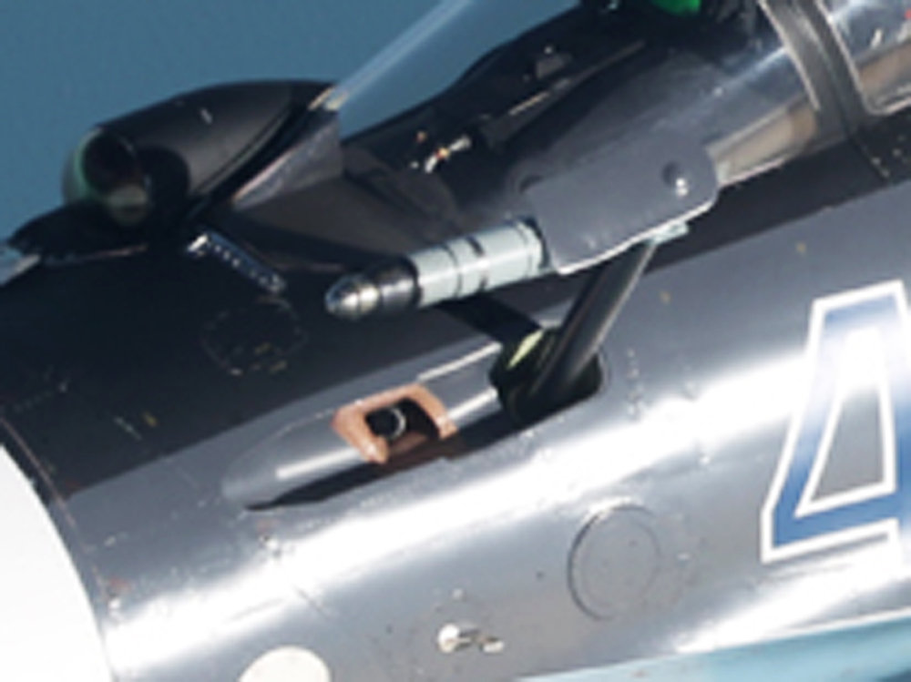 真难得，侧卫新受油管伸出时的舱内细节照，可算有参考了