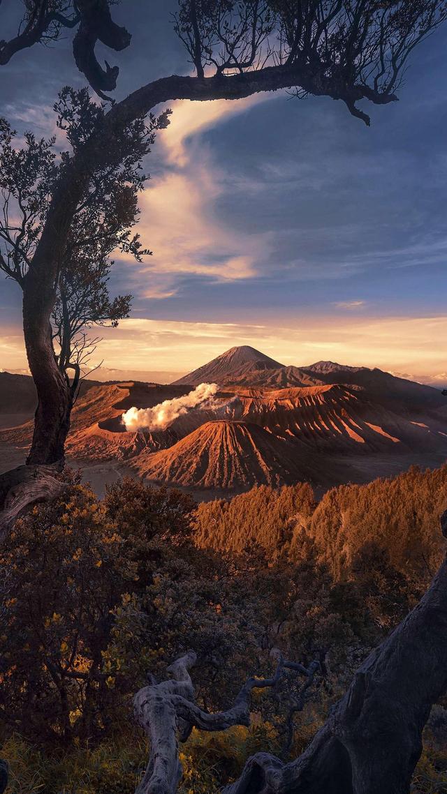 火山与周围的地貌形成了壮丽地形和绝美风景