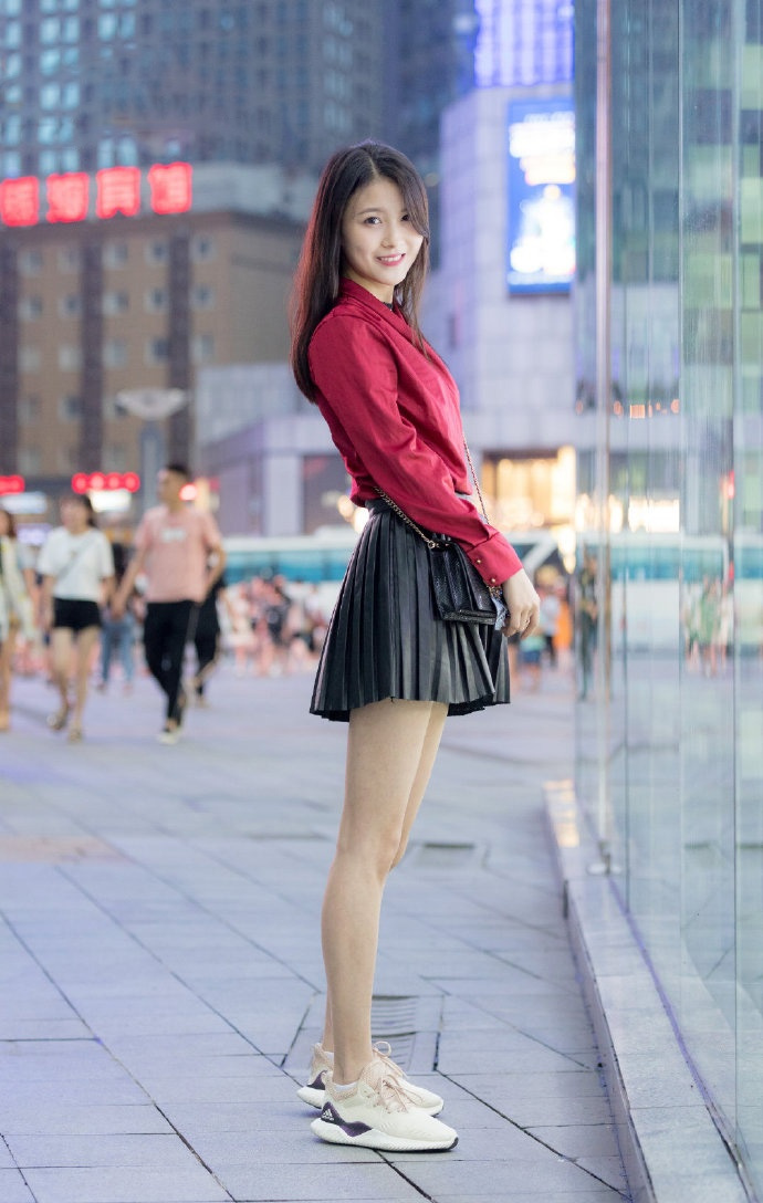 小姐姐穿百褶裙来闯关,散发着青春的气息,可惜道具太无情视频