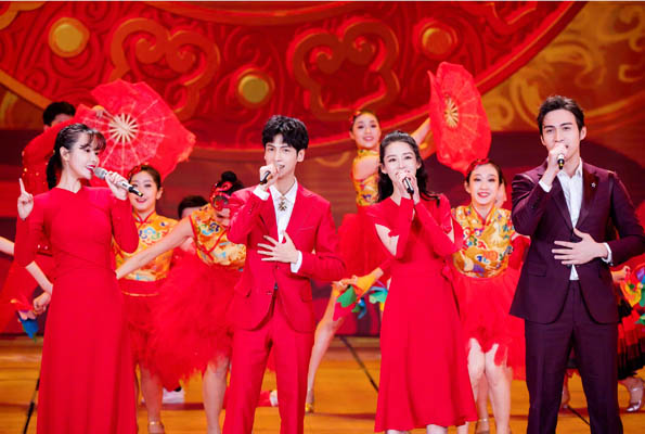 李沁晒央视元宵晚会合照,罗云熙张彬彬同框,颜