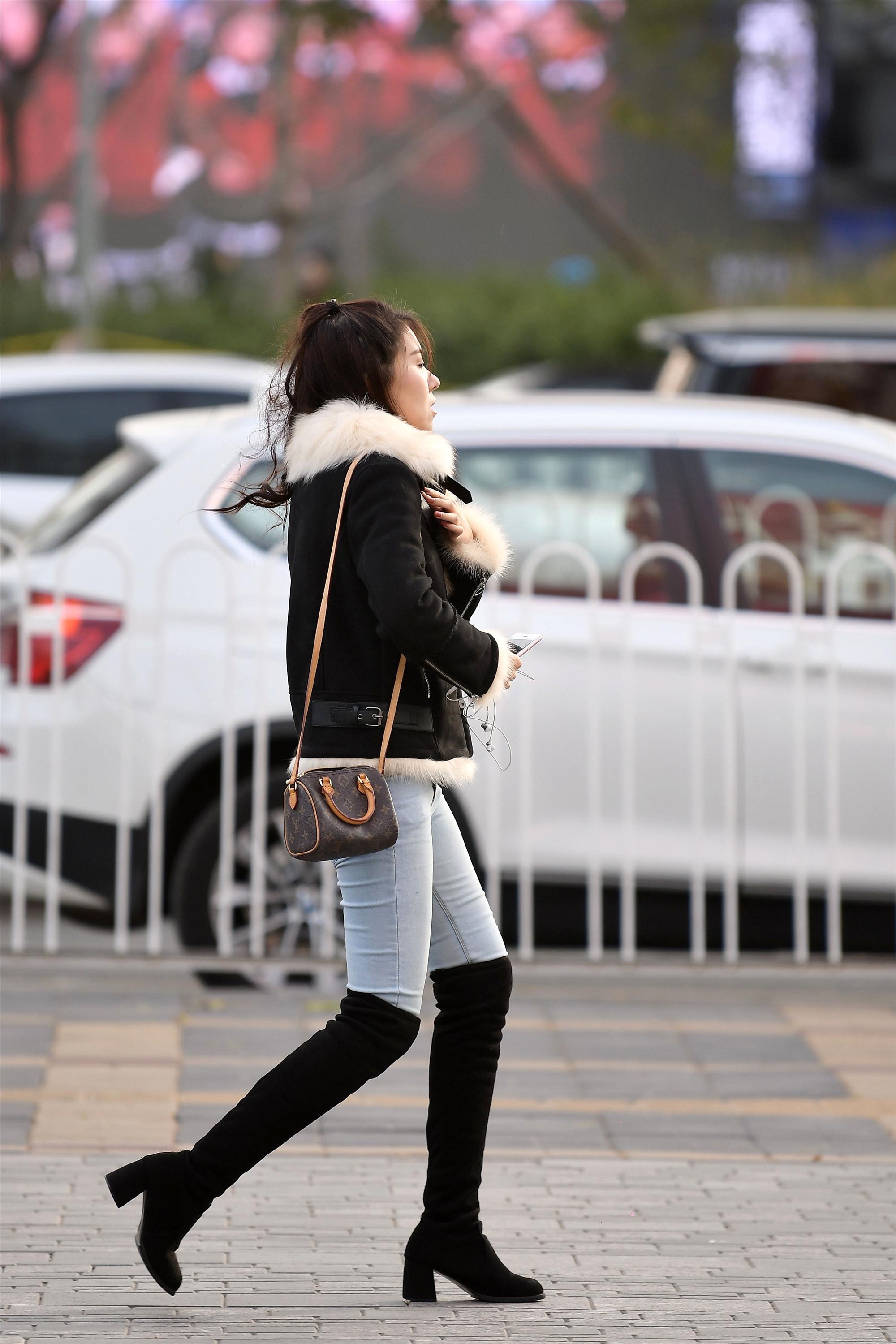 北京街拍：肉色丝袜搭配黑色过膝靴，美丽女人又时尚吸睛