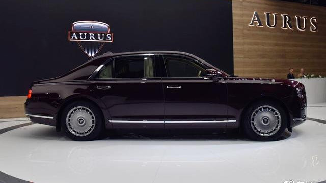 俄罗斯版“红旗”亮相！长度超6米，V8引擎607马力，档次不输宾利