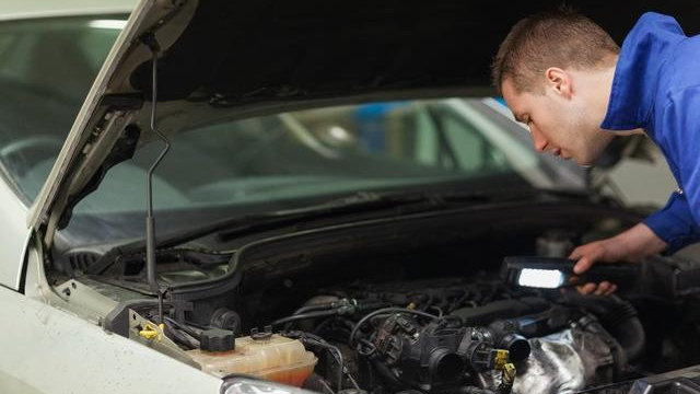 汽车出现这4种症状，说明火花塞该换了，继续开太毁发动机！