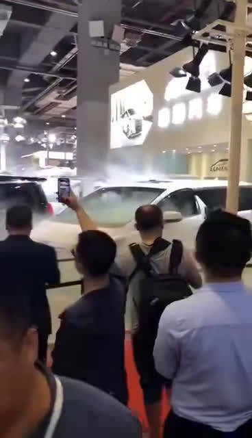 上海车展某展台着火啦