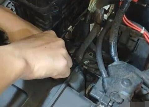 汽车电瓶多久换一次？修车工说出这个数，舍不得花钱最伤车