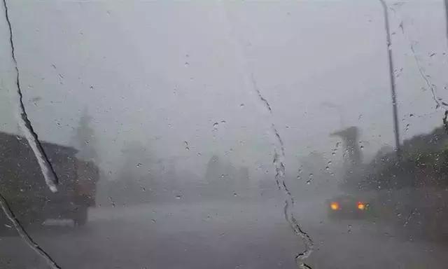 高速路上突遇大暴雨怎么办?老司机教你几招,关键时刻派上用场!