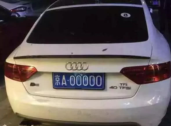 我国最牛的两辆五菱车,干着运渣土的活,挂着最好的车牌