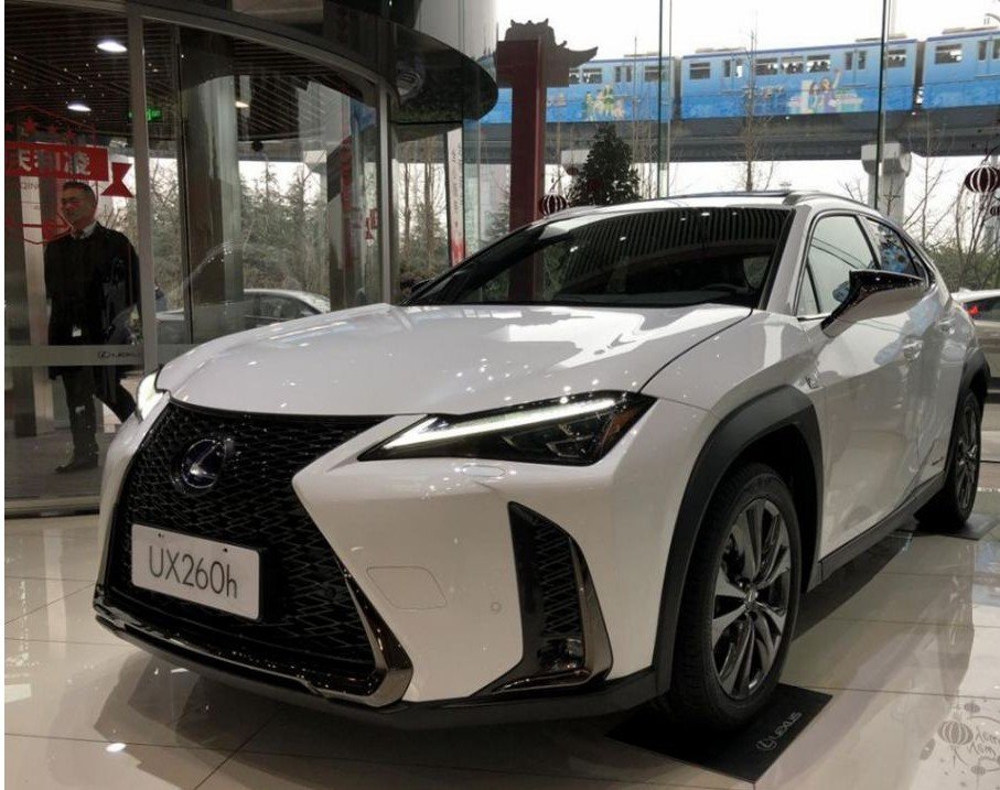 雷克萨斯UX到店体验 不属于宝马X1 奥迪Q3这些传统意义上的SUV