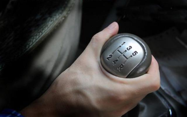 手动挡汽车别用这三种方式挂挡，不仅伤车还危险，终于知道了