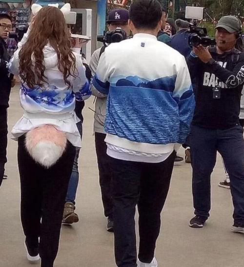 热巴张艺兴同梳“羊毛卷”发型，在看到两个人的鞋，粉丝:柠檬了