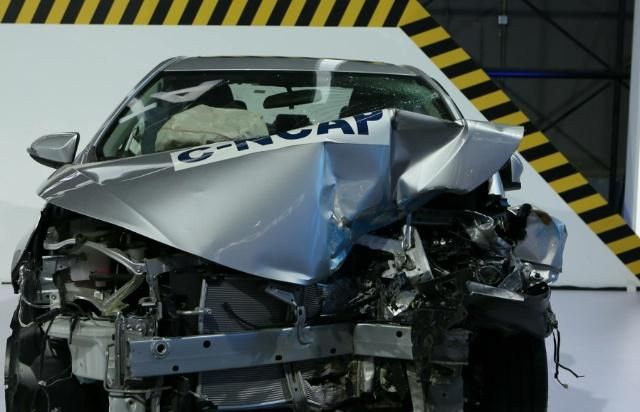 2020日系车安全系数_卡罗拉被自行车撞变形,日系车的安全系数再惹争议