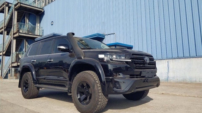 丰田陆巡“黑金刚”实拍，自带涉水喉、拖车钩，配KDSS悬挂技术！