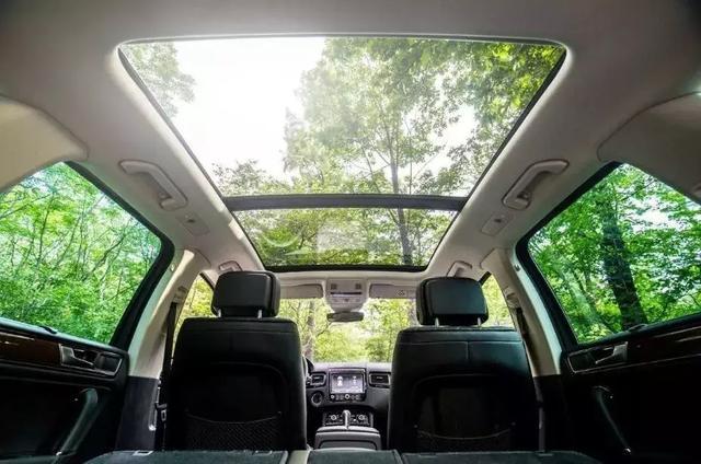 汽车的全景天窗配置，真的会影响到汽车安全性吗？