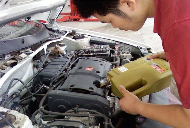 懂车的行家这样换机油，为爱车发动机做保养，维修工见了都佩服！