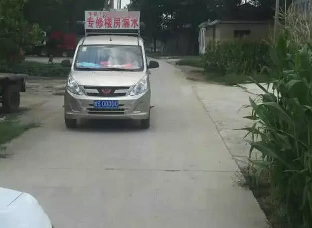 我国最牛的两辆五菱车,干着运渣土的活,挂着最好的车牌
