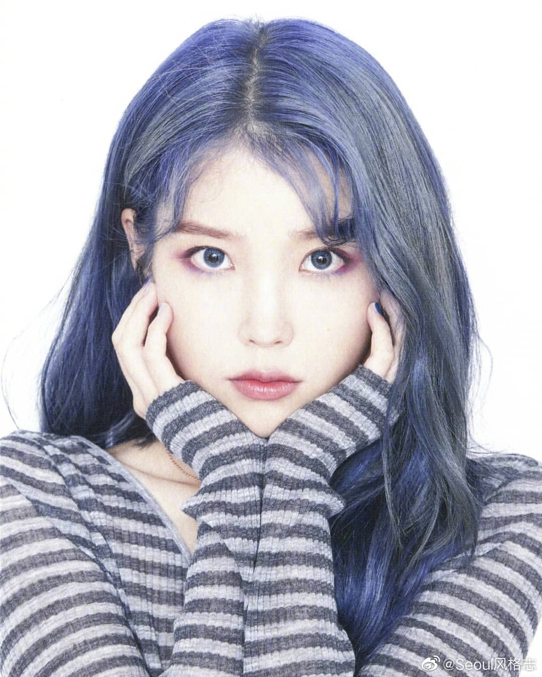 1 / 9  iu 新专辑「love poem」封面及明信片烟灰紫色的新发色在一片