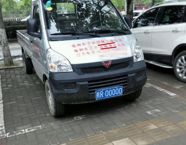 我国最牛的两辆五菱车,干着运渣土的活,挂着最好的车牌