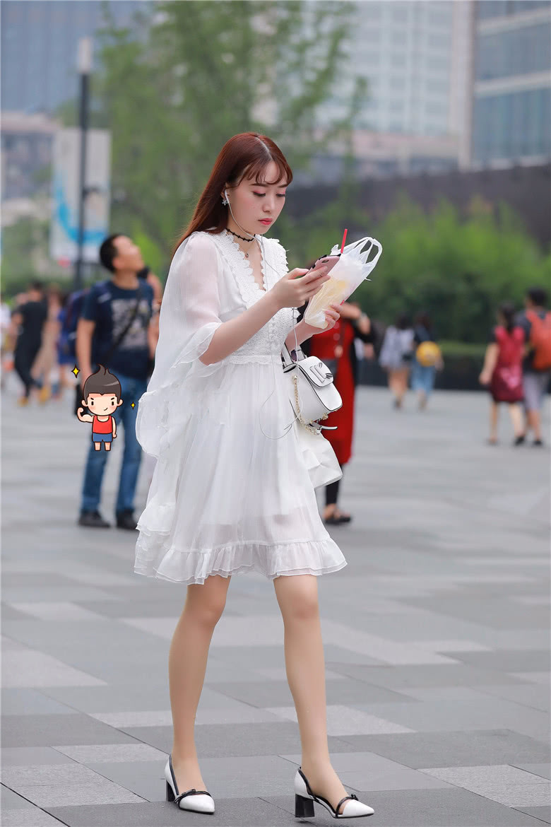 带来一组超薄肉丝美腿,高挺美胸细蛮腰,干净而优雅时尚