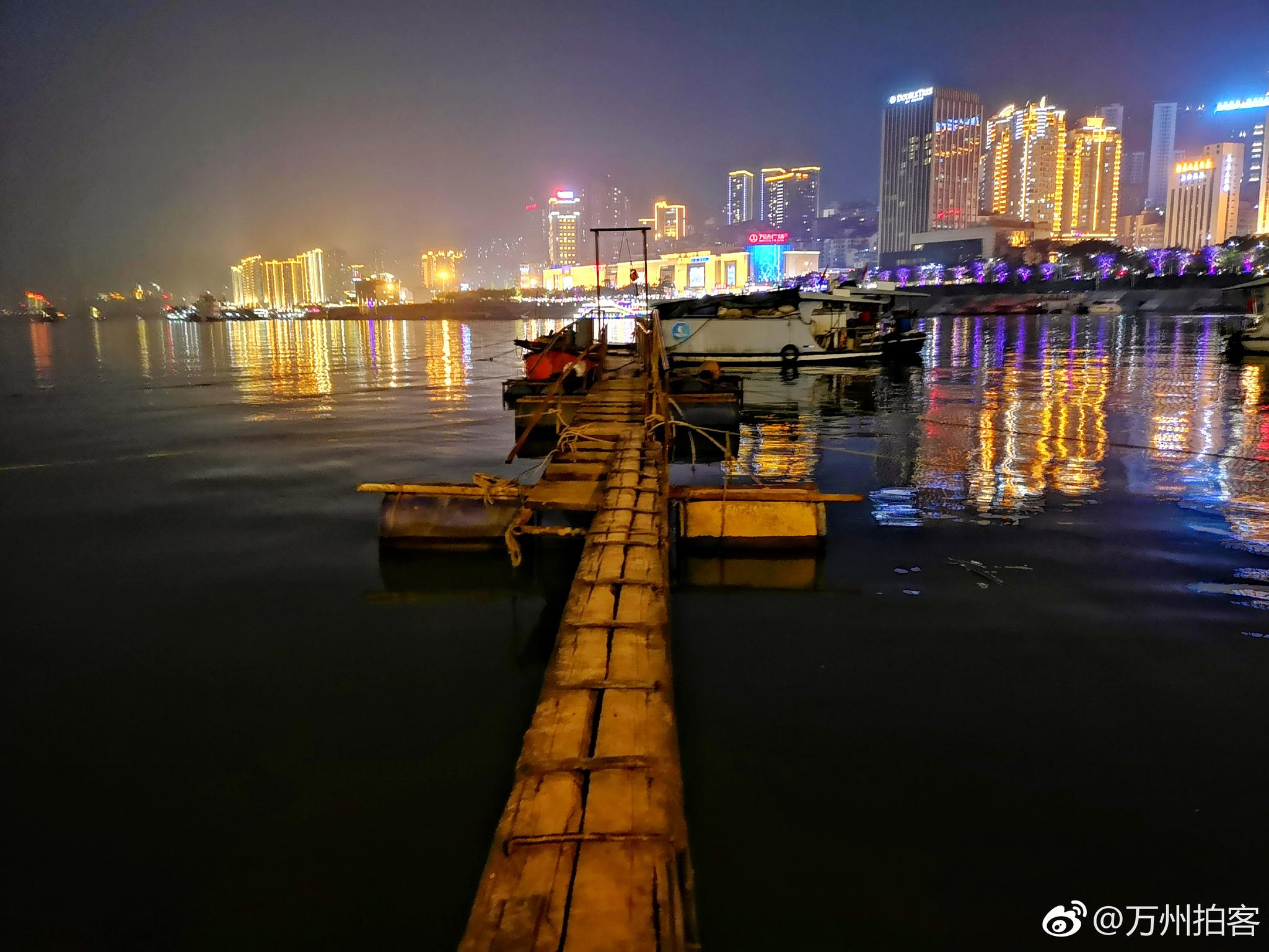 饭后万州的江边走一走，看看万州的夜景，安逸