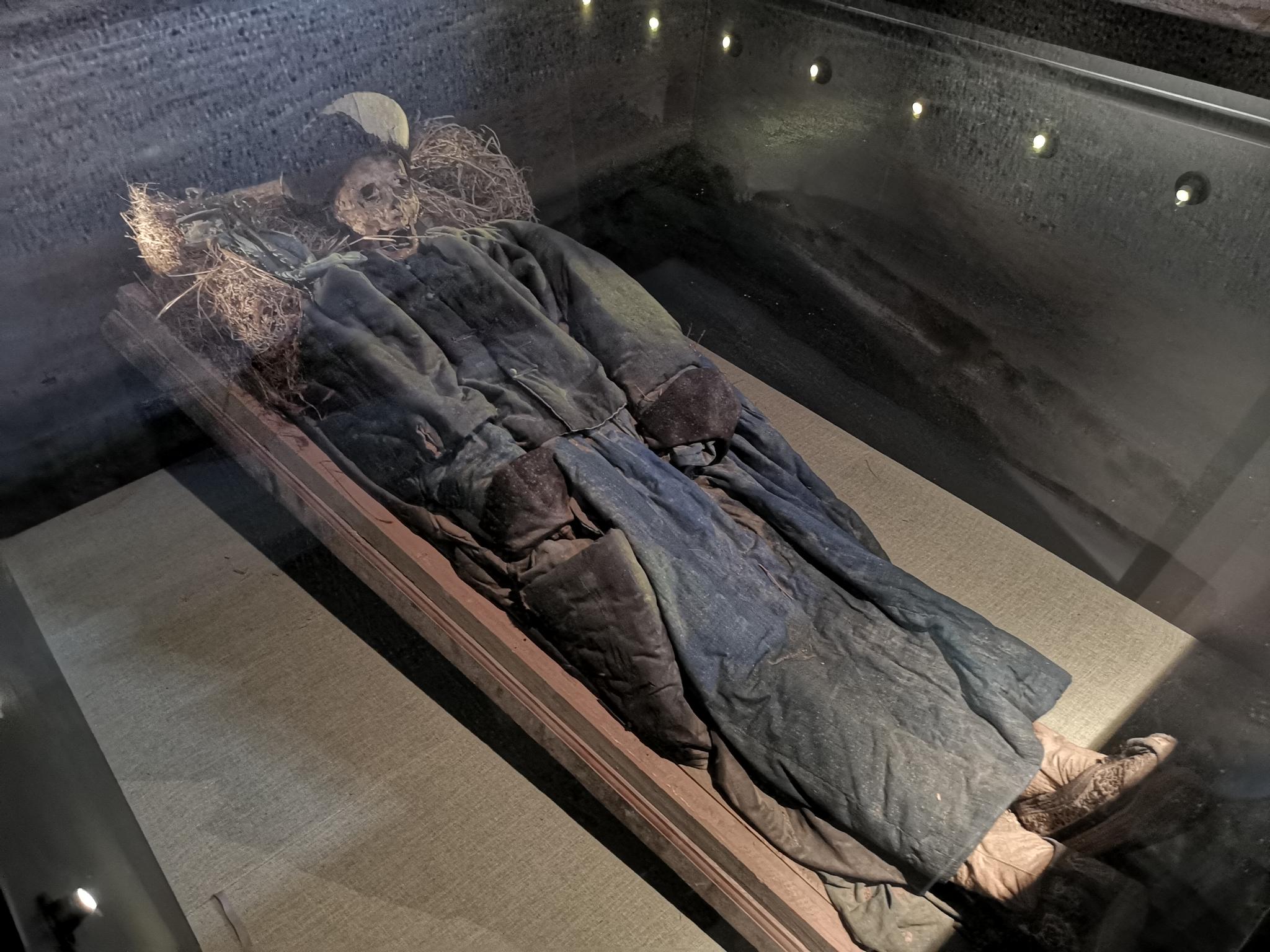 探寻新疆楼兰美女古尸，3800年的干尸，跟刚睡下的一样_男尸