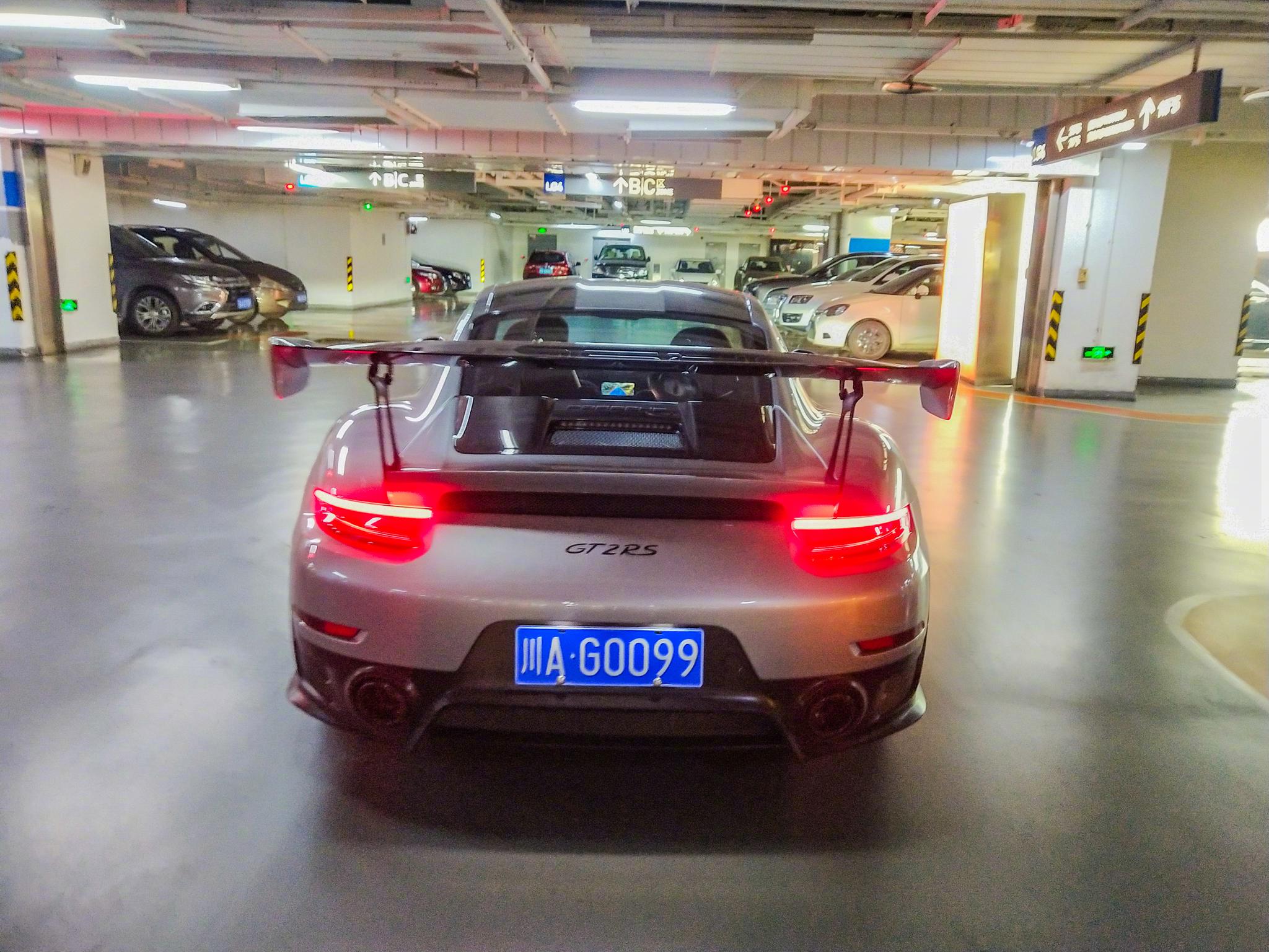 两枚川A牌照保时捷911 GT2 RS
