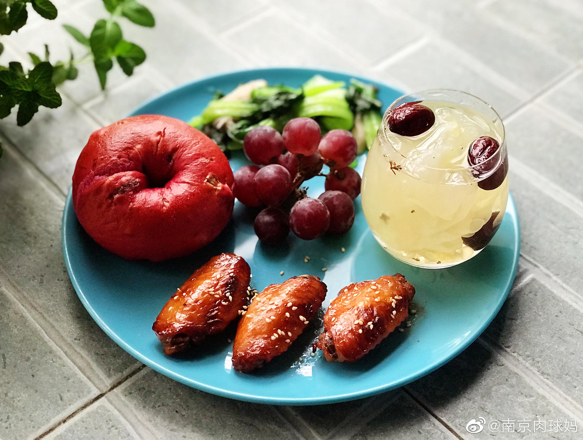 2019/4/29叉烧烤翅 蔓越莓贝果 青菜平菇 桂花红枣银耳羹 红提下雨天