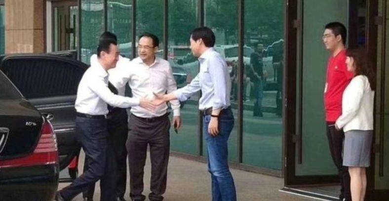 跟随王健林多年的座驾,车龄25年不舍得卖,车牌依旧是5个8