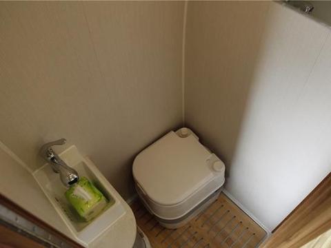 五菱又出“神车”啦！自带冰箱微波炉，车内带双人床，售价21.8万