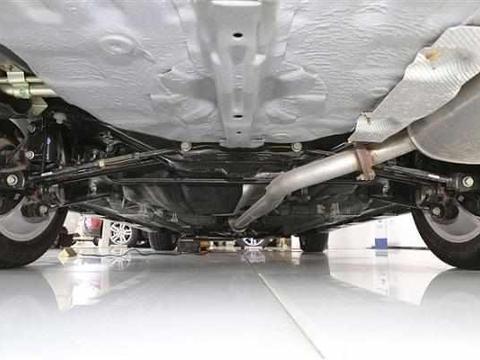 新车别着急上路行驶，先在底盘装上这个小东西，汽车能多开四五年