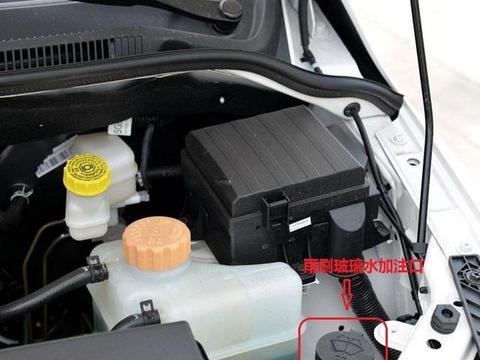 车内玻璃水用完了能自个加吗？老司机：做错一步，花大钱都修不好