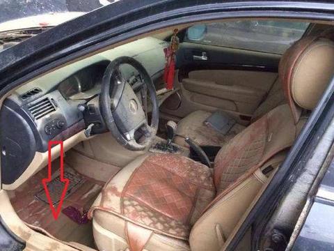 新车才跑10000公里，门窗都关好，一场雨过后地毯下面竟然有水