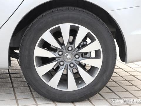 保养汽车, 却发现轮胎字母变了, 老司机: 差点被坑, 要不然亏大了